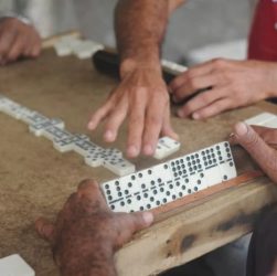 Kisah unik tentang permainan domino di berbagai negara